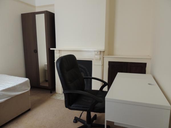 4 bedroom furnished house85 Newcome Road, Portsmouth, Portsmouth, PO1 4JD