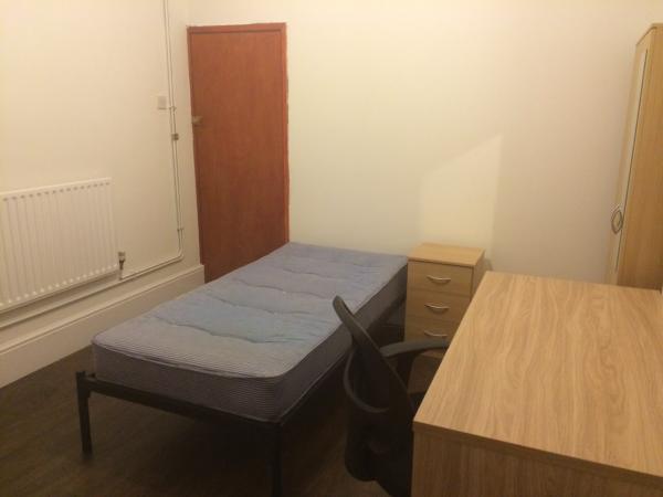Newly refurbished house walking distance from campus, train station and hanley40 Harcourt Street, Shelton, Stoke-on-Trent, ST1 4NP